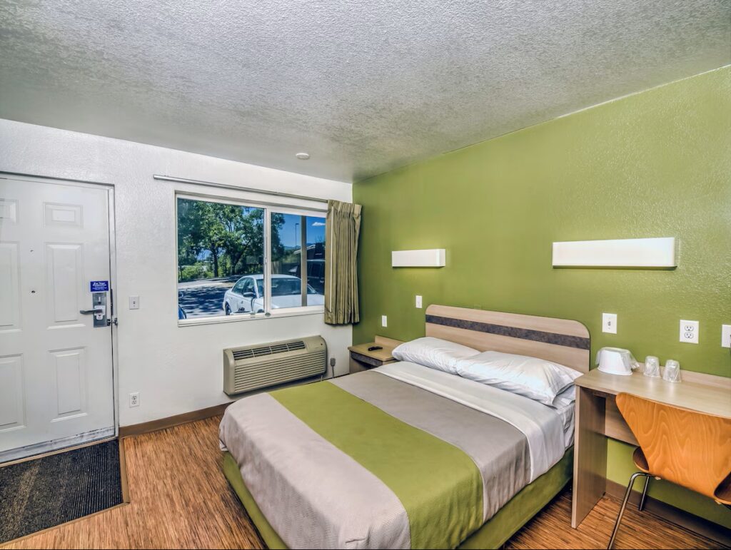 Motel 6 Colorado Springs, CO  South/Metro Area - Image 3